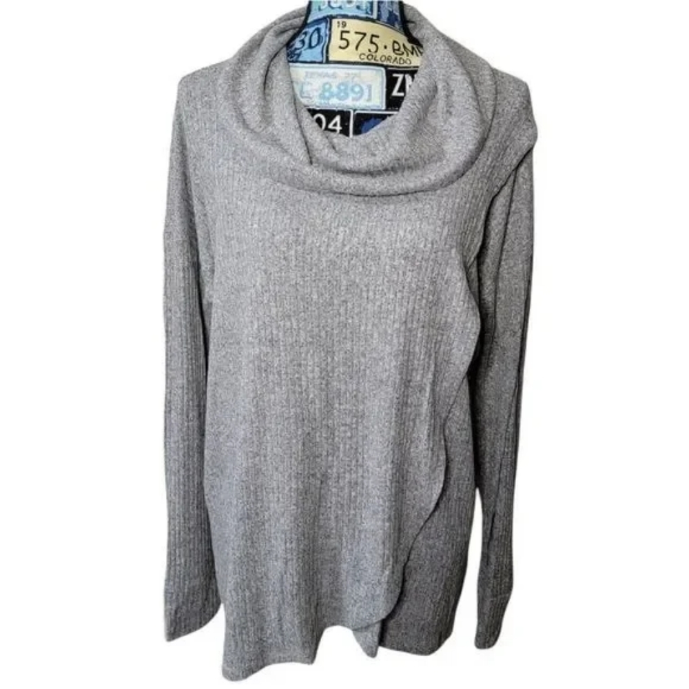 a glow Maternity Medium nursing gray sweater shirt